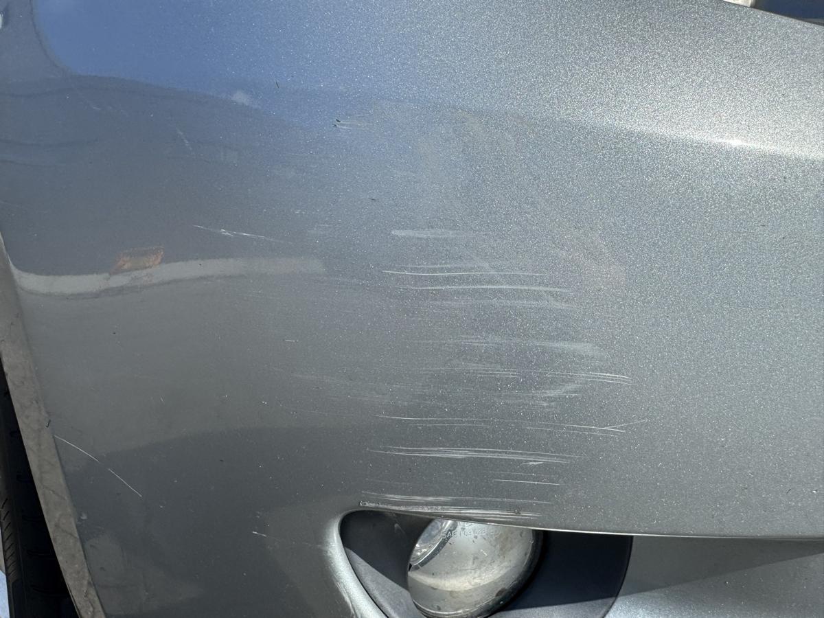 Toyota Yaris XP9 original Stossf&auml;nger Sto&szlig;stange vorn mit Nebelscheinwerfern 1F8 Silber Metallic Bj.2009